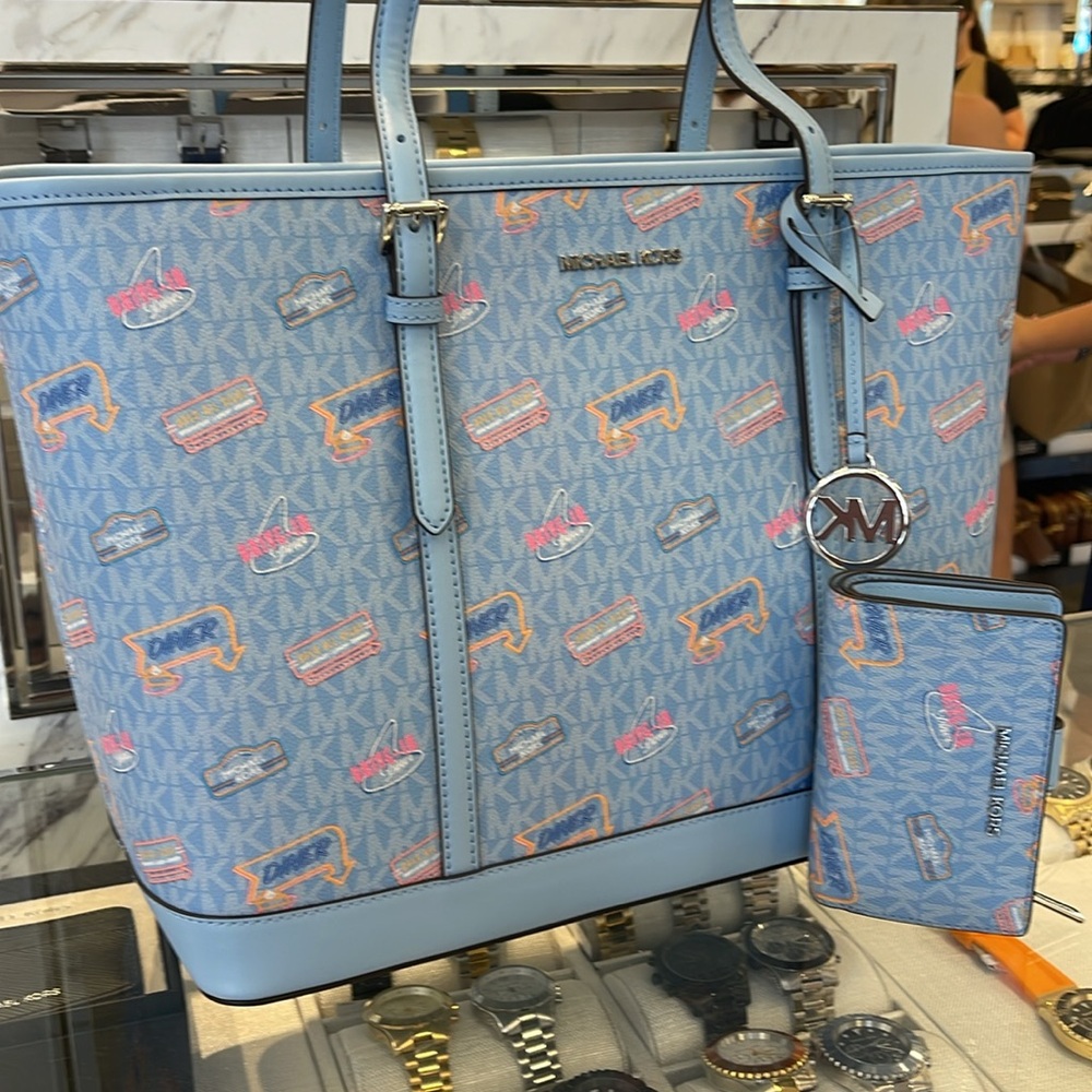 MICHAEL KORS JST Lg Printed  Logo Tote Bag & MK JST Md Prntd Logo Bi-Fold Wallet - Picture 2 of 16